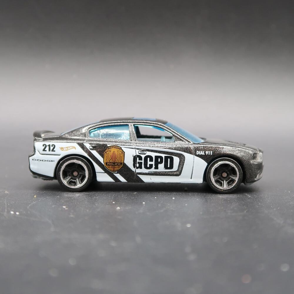 Hot Wheels Mattel 2011 Dodge Charger R/T Gotham City Police Car 1:64 Diecast